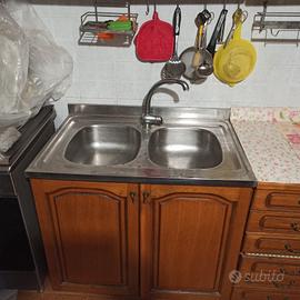 cucina completa di altri mobili 