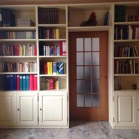 libreria in abete a ponte con ante e ripiani