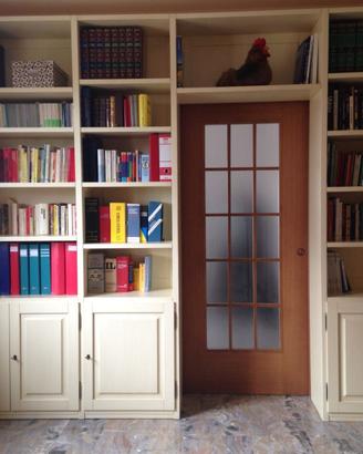 libreria in abete a ponte con ante e ripiani