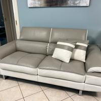 Divano pelle grigio e bianco sedute estraibili