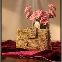 pochette  in cordino lurex oro all'uncinetto 