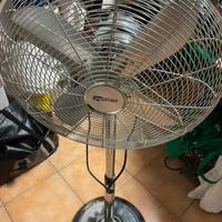 Ventilatore a piantana in metallo