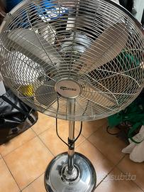 Ventilatore a piantana in metallo