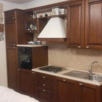 Cucina noce compresa di elettrodomestici nuovi