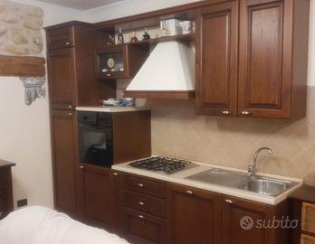 Cucina noce compresa di elettrodomestici nuovi