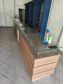 scaffali e banco negozio 