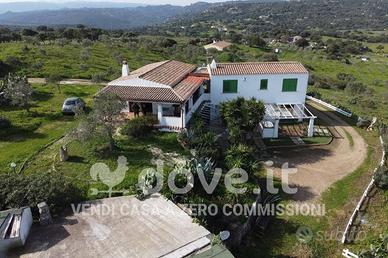 Villa di 300 m² con 4 locali e posto auto a Olbia