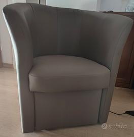 Poltroncina ecopelle con poggiapiedi estraibile 