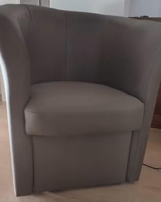 Poltroncina ecopelle con poggiapiedi estraibile 