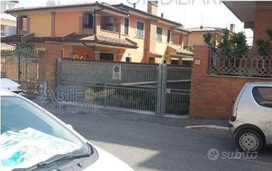 Torvajanica rumenia magazzino garage 60 mq