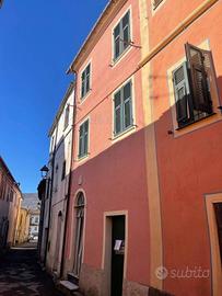 Rustico / Casale di 108 m² con più di 5 locali a L