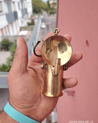 Diversi minerali e una bella lampada miniatura 