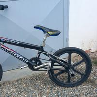 bmx nera con pedaline