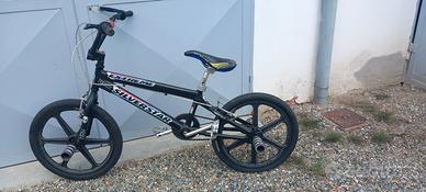 bmx nera con pedaline