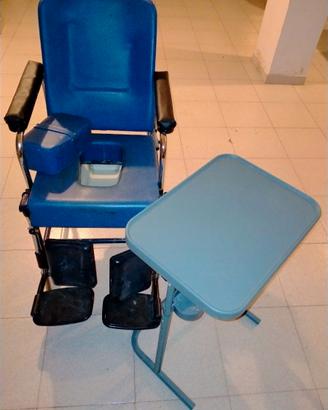 Sedia wc comoda per anziani e disabili + tavolino