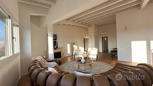 Appartamento di 150 m² con 4 locali e box auto a T - Vista 4