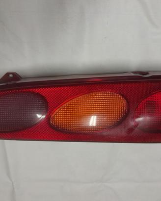 Fanale destro Fiat 600 + loghi Alfa Romeo.