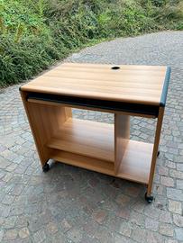 Scrivania porta PC con ruote – come nuovo