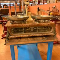 Bilancia a due piatti antica