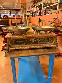 Bilancia a due piatti antica