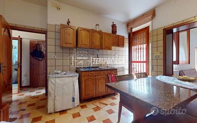 Comoda soluzione indipendente, di 77 mq, con corti