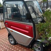 Scooter cabinato elettrico per anziani e disabili