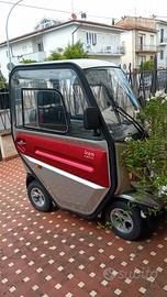 Scooter cabinato elettrico per anziani e disabili