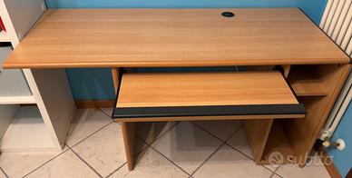 Scrivania da computer con cassetto estraibile