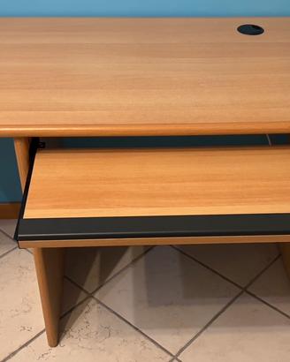 Scrivania da computer con cassetto estraibile