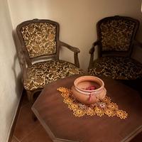 Tavolo con due poltroncine per salottino
