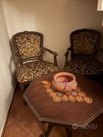 Tavolo con due poltroncine per salottino