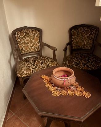 Tavolo con due poltroncine per salottino