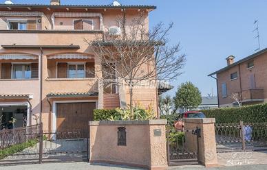 VILLA ABBINATA DI AMPIE METRATURE IN CENTRO A BOTT