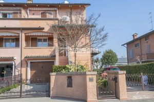 VILLA ABBINATA DI AMPIE METRATURE IN CENTRO A BOTT