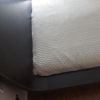 Letto in cuoio trapuntato
