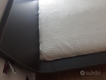 Letto in cuoio trapuntato