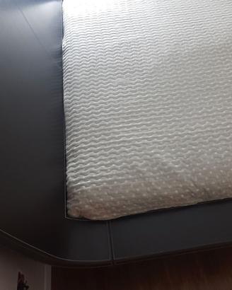 Letto in cuoio trapuntato