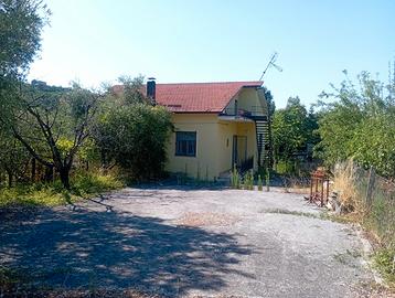 Casa con ampio giardino