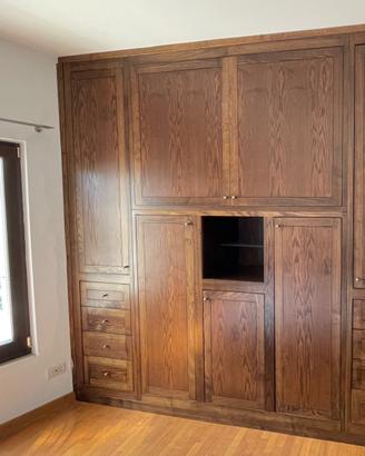 Armadio in legno massello frassino.