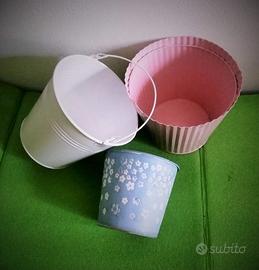 Tris vasi e secchielli decorativi