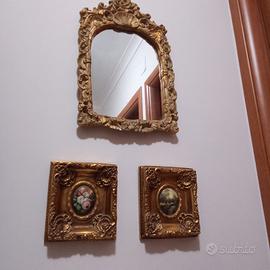 uno specchio e due quadretti 
