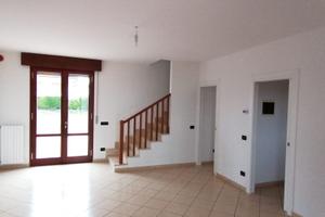 Immersa nel verde con giardino e terrazzo