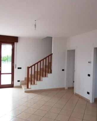 Immersa nel verde con giardino e terrazzo