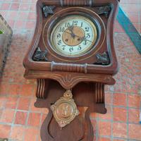 Orologio da parete meccanico.