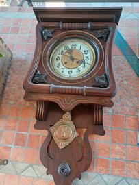 Orologio da parete meccanico.