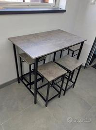 Tavolo con sgabelli