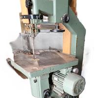 Sega a nastro verticale