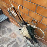 Portaombrelli ed ombrelli antichi