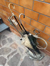 Portaombrelli ed ombrelli antichi