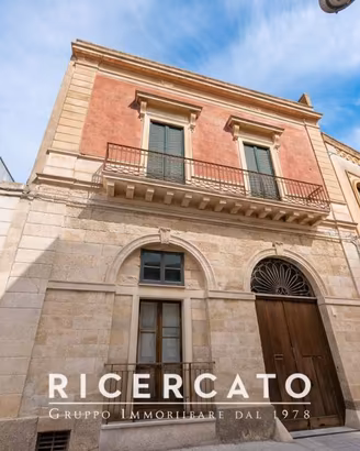 Casa indipendente di 310 m² con più di 5 locali a 
